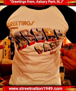 CAMISETA RANGLAN "GREETINGS FROM ASBURY PARK, N.J"